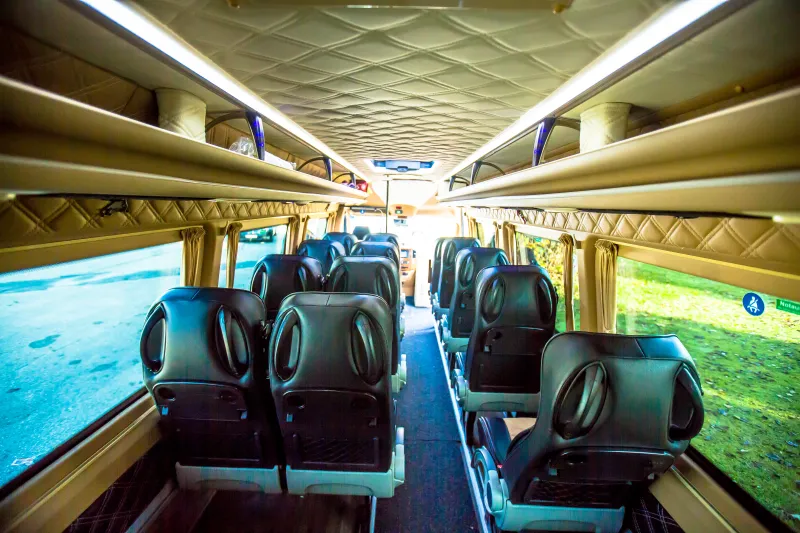 Innenraum eines Schreder VIP-Busses mit eleganten Ledersitzen