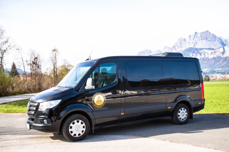 Schwarzer Mercedes Sprinter Kleinbus von Schreder – Seitenansicht