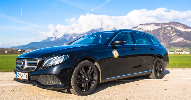 Mercedes E-Klasse Limousine von Schreder – Seitenansicht vor den Tiroler Alpen