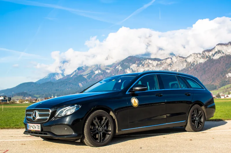 Mercedes E-Klasse Limousine von Schreder – Frontansicht vor Bergpanorama