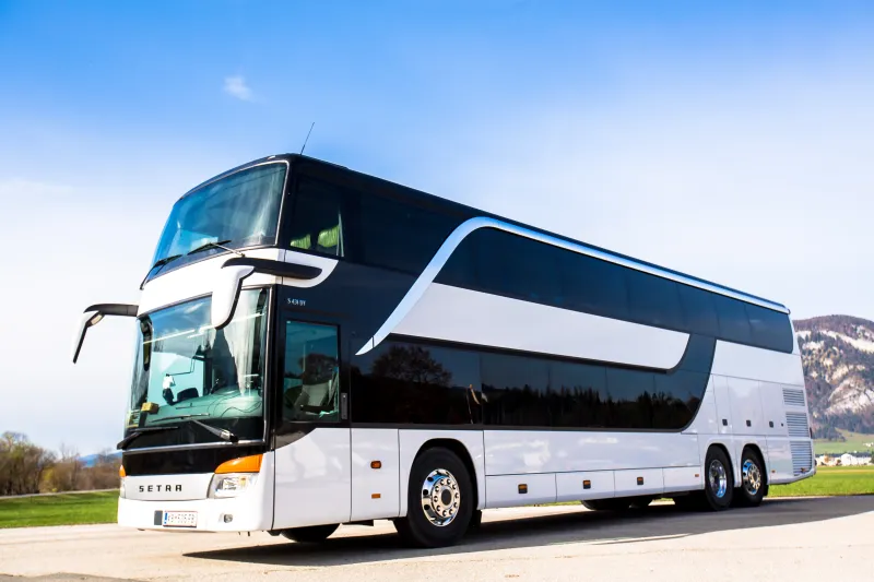 Setra Doppelstock-Reisebus von Schreder – Seitenansicht