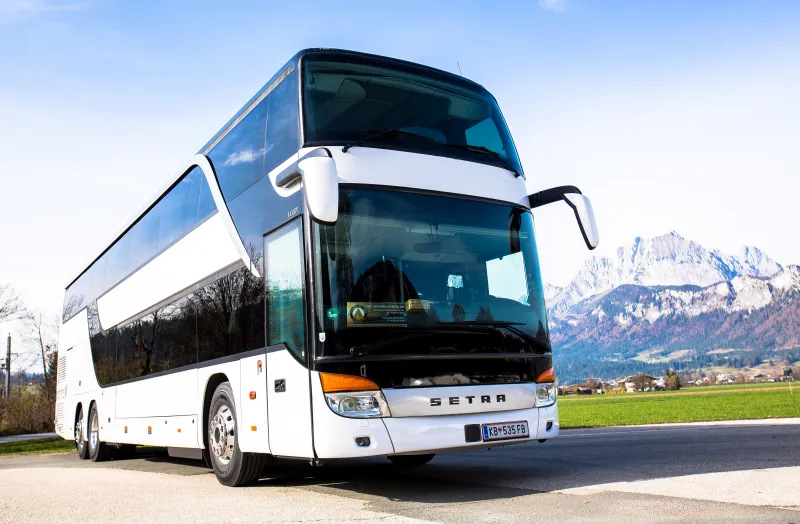 Setra Doppelstock-Reisebus von Schreder – Frontansicht vor Bergpanorama