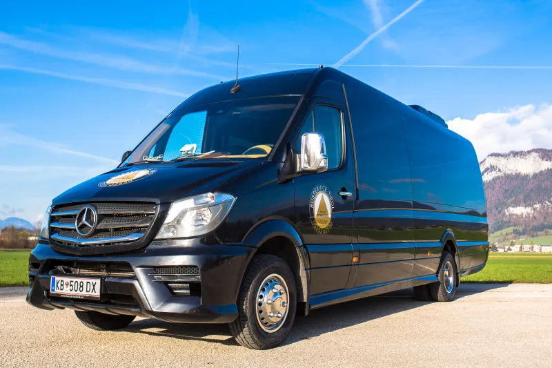 Schwarzer Mercedes Sprinter VIP-Bus von Schreder – Frontansicht vor Bergkulisse