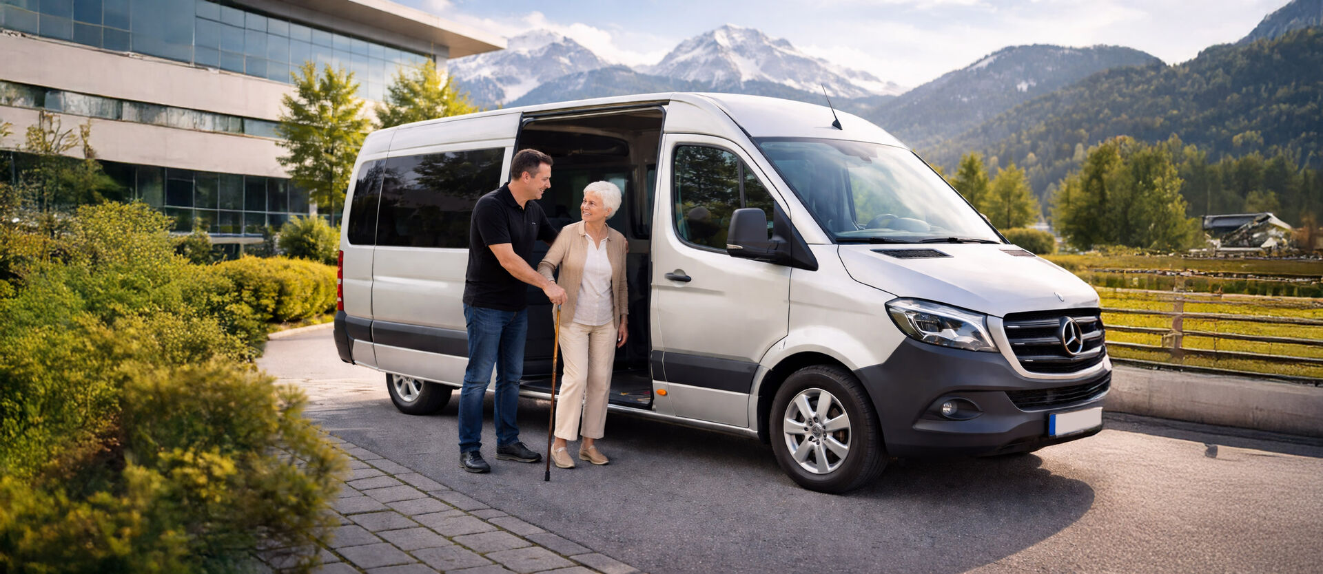Krankentransport von Taxi-Busreisen Schreder – Fahrer hilft Patientin beim Einstieg
